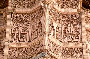 마수드 3세의 가즈니 미나렛 표면에 새겨진 복잡한 문양의 장식. 한 눈에 봐도 대단히 정교하고 화려한 것이 보인다.