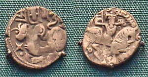 마수드}})의 이름이 새겨져 있다.