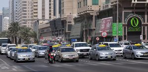 아부다비 시내의 번화한 도로