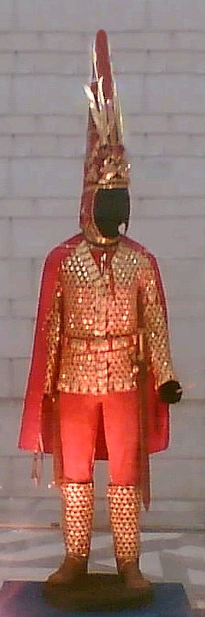 사카(스키타이) 왕족의 카타프락토스 스타일의 행렬 갑옷. "황금 인간"이라고 불린다. 겹쳐진 금색 비늘은 카타프락토스 갑옷의 전형적인 특징이다.