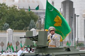 투르크메니스탄 군기 위에 있는 니야조프의 측면 모습