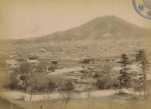 중화전 완공 이전의 경운궁 모습. 인화문과 대한문, 중문으로 사용되던 돈례문이 보인다.