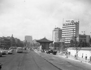 1968년 태평로 확장 공사 당시 대한문 부근의 궁장을 철거하는 모습.