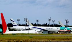 보잉사 워싱턴주(州) 에버렛 공장에서 생산되는 777 기종 (앞쪽부터 일본항공, 엘알 이스라엘 항공, 에미레이트 항공 주문 항공기)