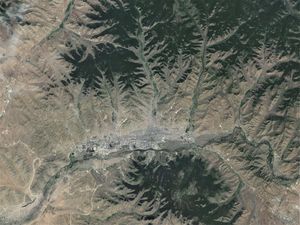 울란바토르 위성 사진. 투울강 계곡을 따라 도시 중심부가 보이고, 남쪽에는 보그드 칸 산이 우뚝 솟아 있다. 북쪽 산악 지역으로는 게르 지역이 넓게 펼쳐져 있다.