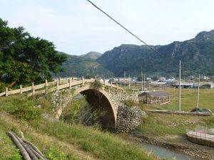 1891년에 복원된 청나라 시대 해안 도로의 다리