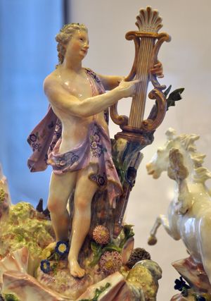 요한 요아힘 켄들러 제작 파르나소스 산의 아폴론과 뮤즈들 마이센 자기 조각상 세부, 1750년경