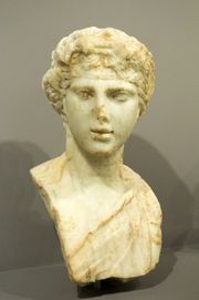 젊은 디오니소스의 대리석 흉상. 크노소스, 2세기. 헤라클리온 고고학 박물관.