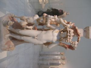 디오니소스, 판, 사티로스가 포함된 조각상으로 장식된 대리석 테이블 받침대. 서기 170–180년, 아테네 국립 고고학 박물관, 그리스