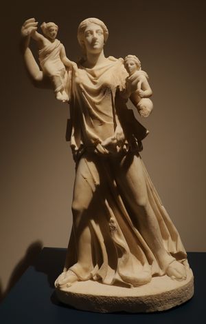 레토가 아르테미스와 아폴론과 함께 도망치는 모습, 서기 350~400년경 로마 조각상