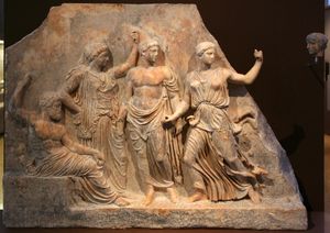 제우스와 그들의 자녀들과 함께 있는 레토, 기원전 420~410년, 대리석, 브라우론 고고학 박물관