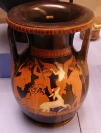 제우스(왼쪽), 니케(위쪽), 아폴론(오른쪽)에 둘러싸인 사슴을 사냥하는 아르테미스. 여신은 횃불을 들고 있다. 기원전 370~350년 아티카 적색도형 페리케. 캄파니아, 남부 이탈리아 출신. 대영박물관, 런던