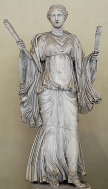 횃불을 든 아르테미스. 2세기 CE 로마 시대의 그리스 원본(기원전 4세기)을 본뜬 대리석 조각. 키아라몬티 박물관, 바티칸 박물관