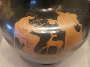 아폴론과 아르테미스를 묘사한 아티카 적색토기 수조의 세부 묘사. 기원전 480~450년경 판 화가(Pan Painter) 작품. 샌프란시스코 명예 군단 박물관(Legion of Honor (museum)) 소장.