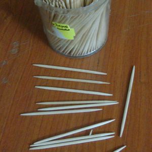 양쪽 끝이 뾰족한 이쑤시개