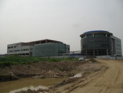 개화역(왼쪽)과 서울시메트로9호선 본사(오른쪽)