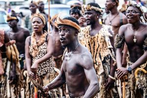 응고니족의 인원들이 엔츠왈라 의식을 거행하는 모습