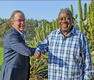 2021년 미국 대사 데이비드 영과 함께한 반다