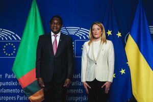 2022년 6월 23일 유럽 의회 의장 로베르타 메솔라와 함께한 히칠레마