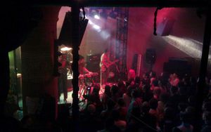 인디 밴드가 지역 클럽에서 공연하는 모습