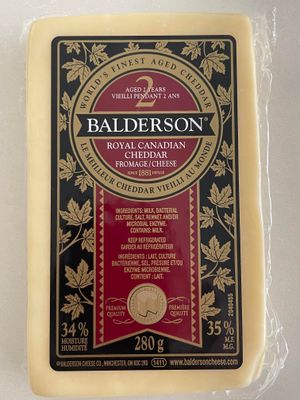 Balderson "Royal Canadian Cheddar". 캐나다 체다 치즈는 특히 부드럽고 크리미하며 풍미와 매운맛의 균형을 이루는 체다 치즈입니다.