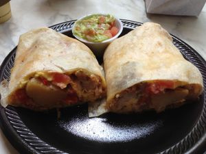 토르티야에 싼 돼지고기, 달걀, 감자 마차카를 살사와 함께 제공