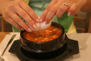 날달걀을 그릇에 바로 넣습니다.