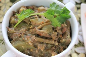 마니푸르에서는 대나무가 흔하며, 경제와 요리 모두에 중요한 기여를 한다.