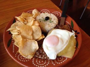 비페 아 카발루, 스테이크 위에 달걀을 얹고 감자튀김을 곁들인 요리