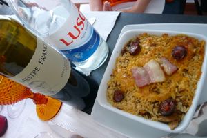 아로스 드 파투 (오리 밥)에는 종종 투신쿠(베이컨)와 쇼리수가 토핑으로 들어간다.