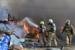 2014년 마을에서 발생한 화재 진압 중인 소방대원들