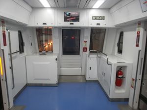 무인 운전 덕분에 지하철 전면이 보인다.