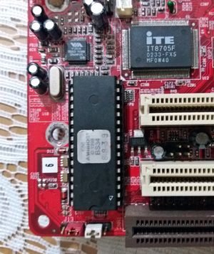 ECS 마더보드에서 가져온 오래된 버전 AMIBIOS 이미지가 들어있는 칩