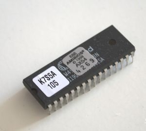 ECS 메인보드에서 분리된 AMIBIOS 이미지를 포함하는 칩