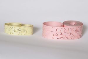 천공 테이프. 5홀(왼쪽), 8홀(오른쪽). 각각 5비트, 8비트씩 입력.