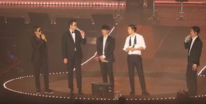 무대 위 god의 사진.