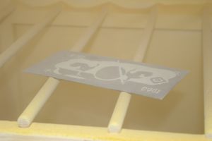 송진가루로 덮인 식각판(에칭 플레이트)