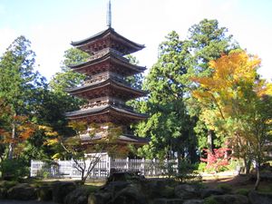 일련종 사도 삼본산 중 하나인 묘선사의 5층탑. 닛렌 유배와 관련 깊은 사찰이다. (국가 중요문화재)