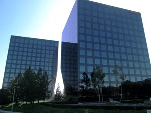 맥아더 대로(MacArthur Boulevard)에 있는 뉴포트 게이트웨이(Newport Gateway) 건물에는 도시바 아메리카 일렉트로닉스를 비롯한 다른 기업들이 위치해 있다.