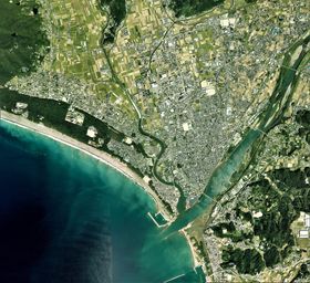 고보시 시내 중심부 주변 항공사진. 2019년 9월 15일 촬영한 9장을 합성하여 제작. 국토교통성 국토지리원 지도·항공사진 열람 서비스의 항공사진을 바탕으로 제작.