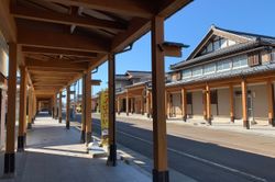 가모신마치 간기도리 상점가. 종래의 좁은 간기도리를 확장하여 새로운 간기풍 아케이드가 정비되었다(2021년 9월)