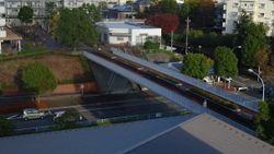 입체 교차된 차도와 유보도