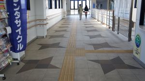 고카의 기차역 중 한 곳의 수리검 테마 (2011년)