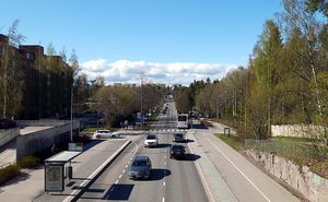 특히 봄에는 바닷바람이 구름을 내륙으로 불어넣는다. 사진은 북쪽으로 향하는 올라린카투 거리의 모습이다. 자작나무는 보통 5월 1일경에 새순을 틔운다.