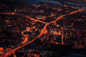 밤에 본 랭시베이럄(Länsiväylä) 주변 환경