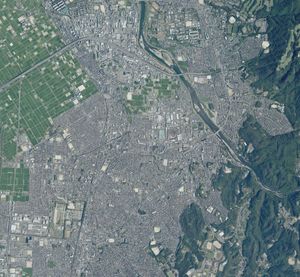 우지 시 중심부 주변 항공 사진(2020년). 국토교통성 국토지리원 지도·항공사진 열람 서비스의 항공 사진을 바탕으로 제작