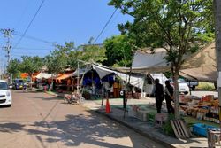 4와 8이 붙는 날 텐죠산 공원 서쪽 도로에서 열리는 스이하라 노점 시장(스이하라 로쿠사이이치)(2020년 6월)