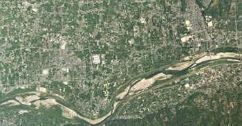 기노카와시 북부, JR 와카야마선 연선 일대의 항공 사진.2012년 7월 27일 촬영. 국토교통성 국토지리원 [https://mapps.gsi.go.jp/ 지도·항공사진 열람 서비스]의 항공사진을 기반으로 작성