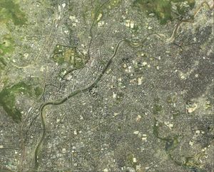 구마모토시 중심부 주변의 항공사진.2016년 4월 16일 촬영한 80장을 합성하여 작성. 국토교통성 국토지리원 [https://mapps.gsi.go.jp/ 지도·항공사진 열람 서비스]의 항공사진을 기반으로 작성