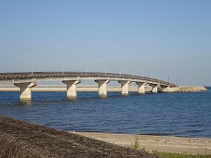 섬식 어항에 걸린 "장수대교"